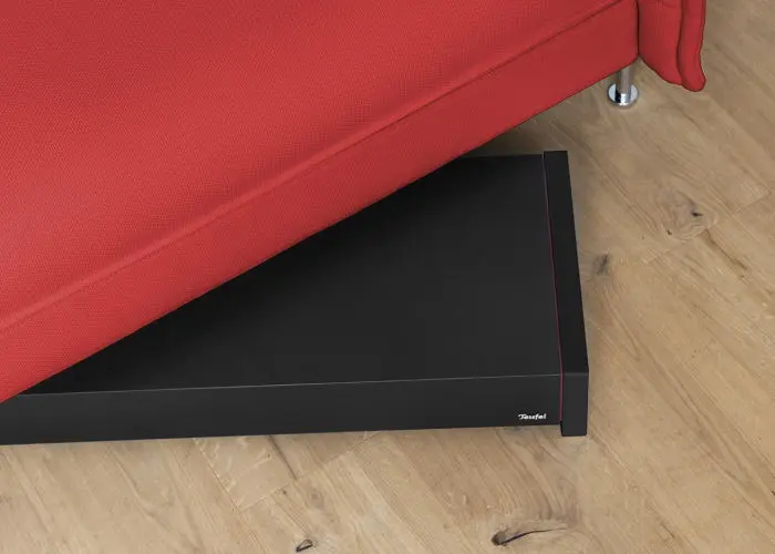 Płaski subwoofer T 4000 pod sofą