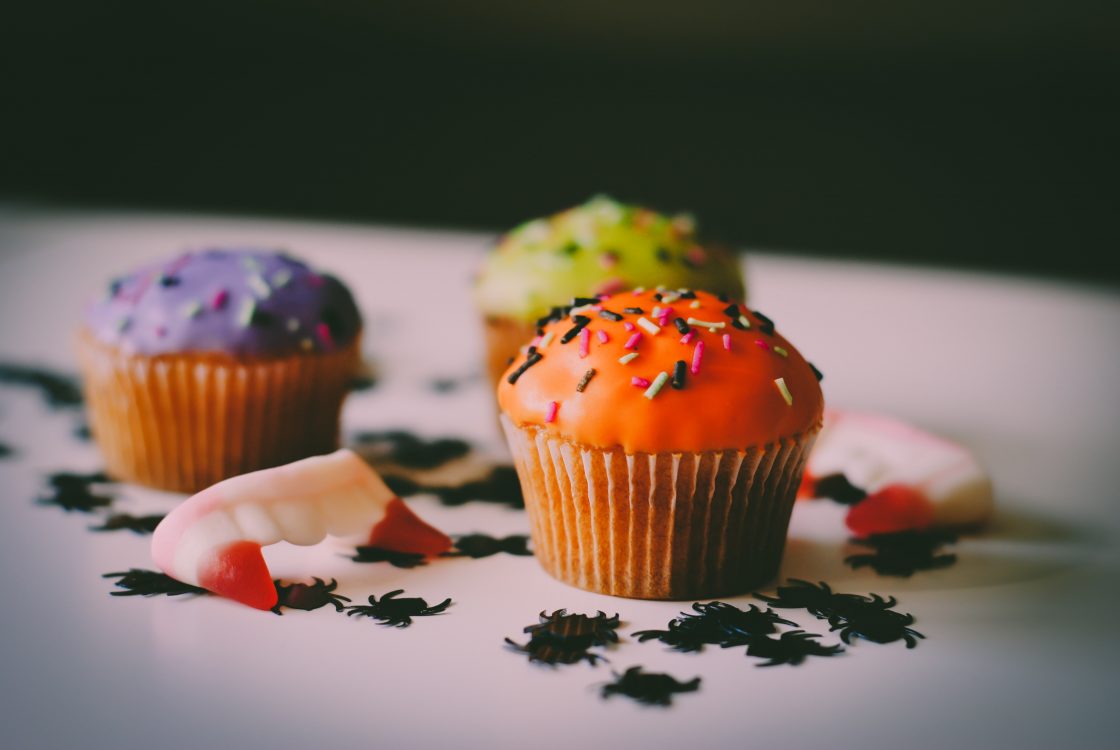 Bunte Muffins in Halloweenfarben.