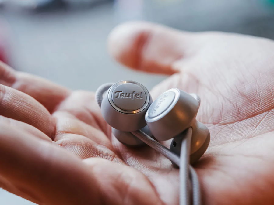 Earbuds des SUPREME IN auf Handfläche