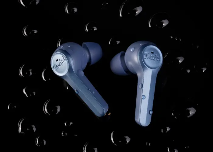 Blaue In-Ear-Kopfhörer AIRY TRUE WIRELESS von Teufel mit Spritzwasser