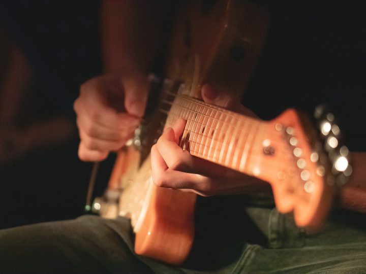 Person spielt eine Fender Gitarre Nahaufnahme