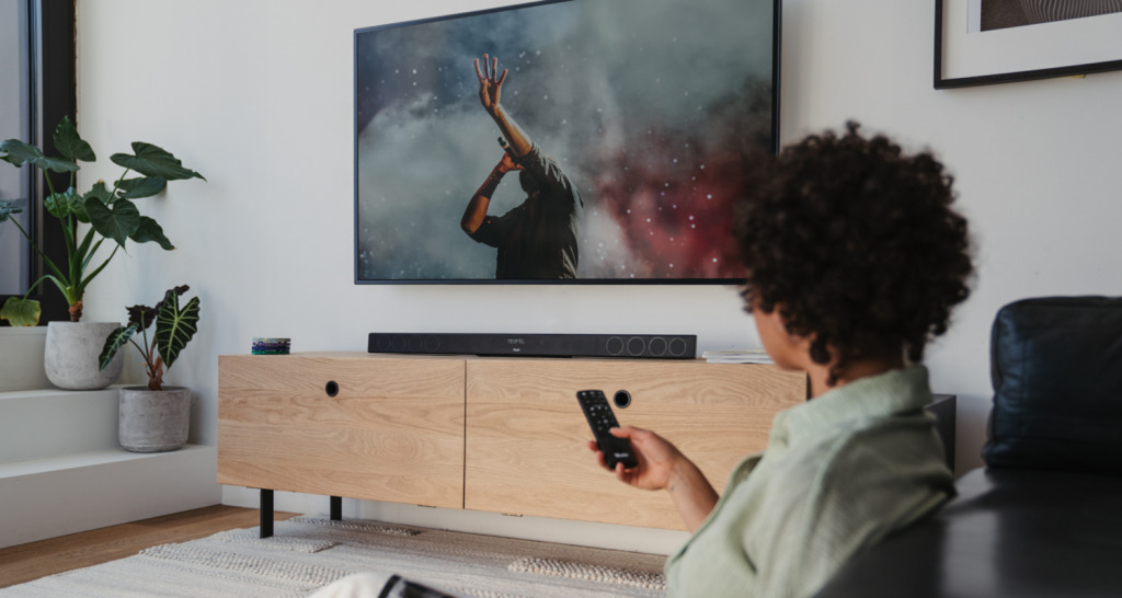 Person bedient Fernseher; 